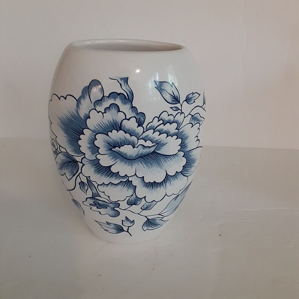 Vintage Russ Blue/White Floral Mini Vase